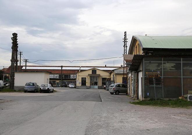 Operaio picchiato e accoltellato, trovato dalla moglie nell’azienda 