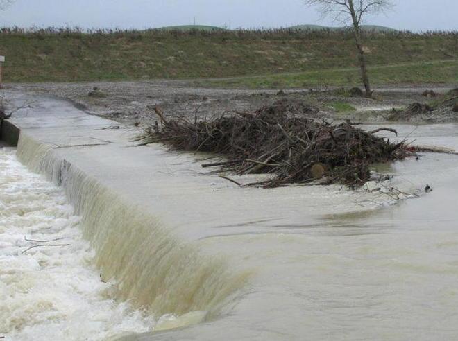 Sul fiume Era lavori come in una cava 
