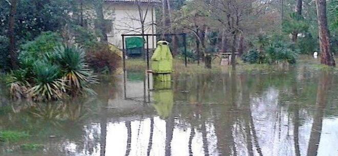 Acqua bollente dal terreno per un guasto alla centralina Enel