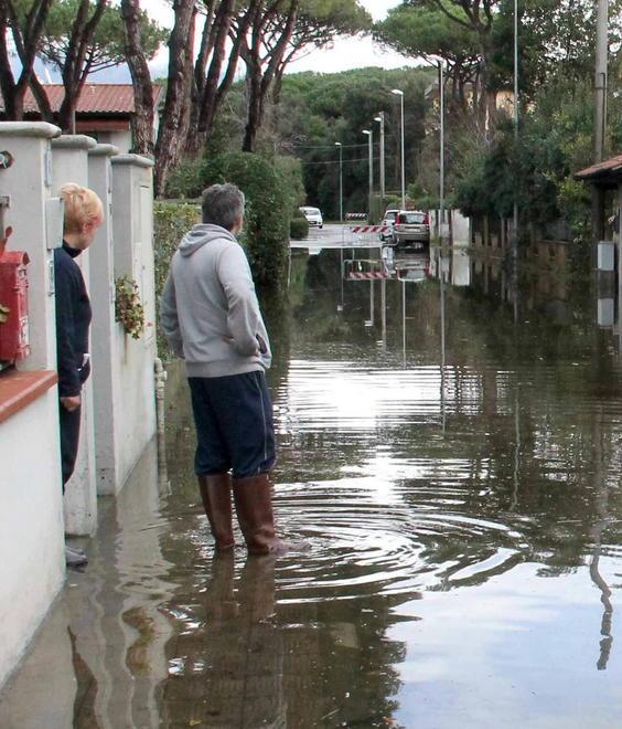 Anziano malato bloccato nel suo appartamento