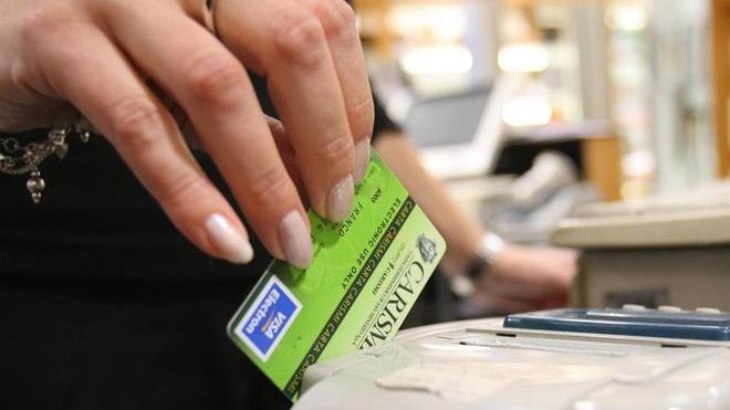 Spariscono carta e borsello denunciata la badante
