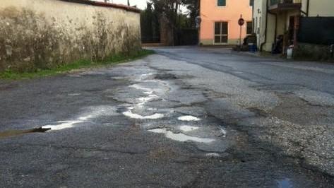 Via di Cima Vorno sottosopra. Il Comune: la asfaltiamo