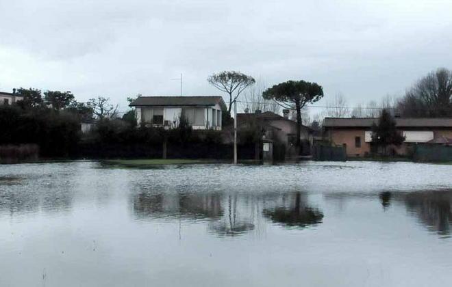 E a Marina la fognatura finisce nelle case 