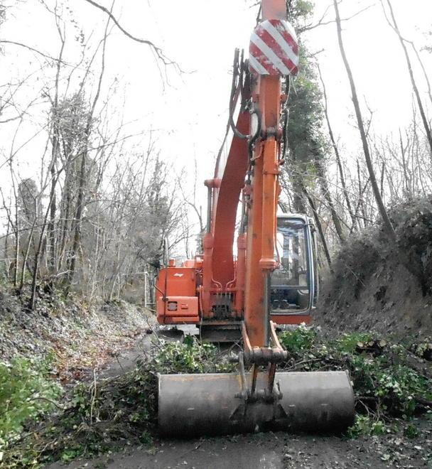 Frana a Torre lavori in corso per riaprire la strada 