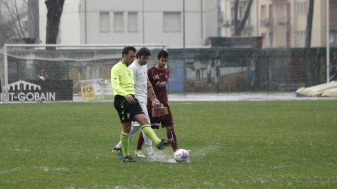 Calcio: giovedì 30 il recupero del derby fra Viareggio e Pontedera