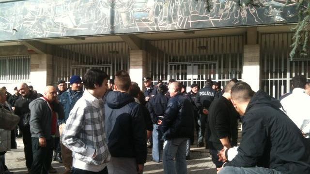 Infuriati per lo sgombero, assediano il Comune: scontri con polizia e carabinieri