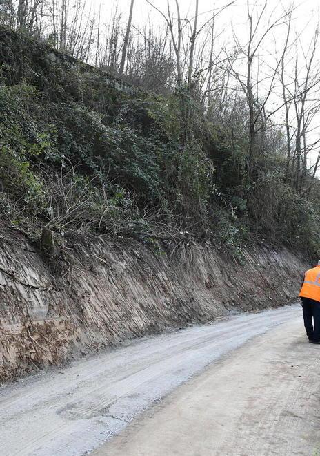 Traffico riaperto ma la strada franata fa ancora paura 