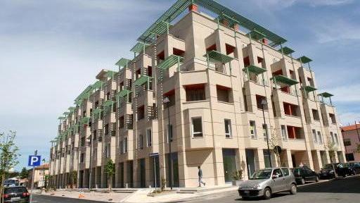 «Il palazzo è in degrado» denuncia di un inquilino