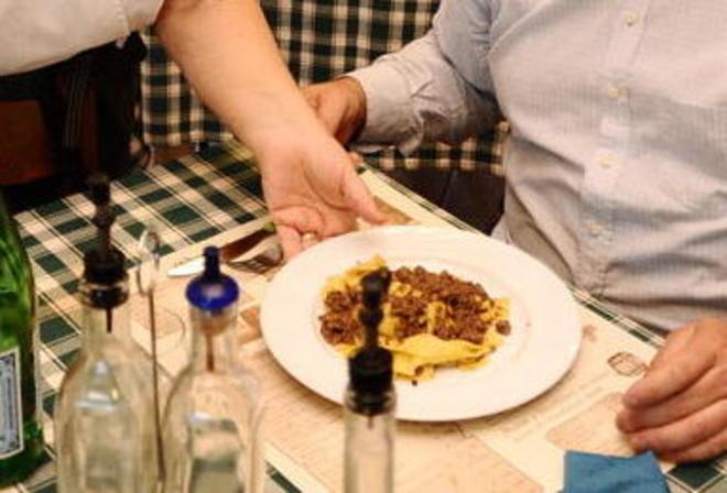 In tre mangiano al ristorante, escono senza pagare il conto 