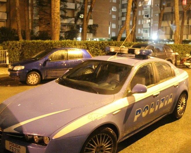 Tenta la fuga dalla polizia e va a sbattere contro un’auto in sosta 