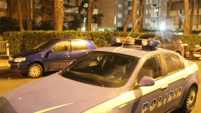 Tenta la fuga dalla polizia e va a sbattere contro un’auto in sosta