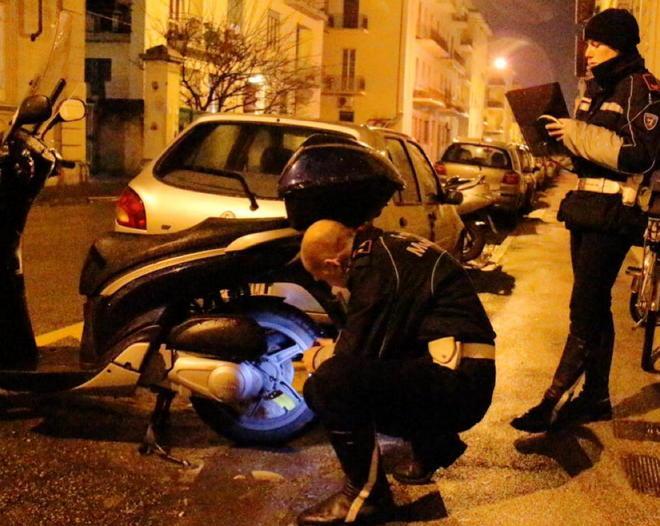 Anziana investita da uno scooter mentre attraversa la strada 