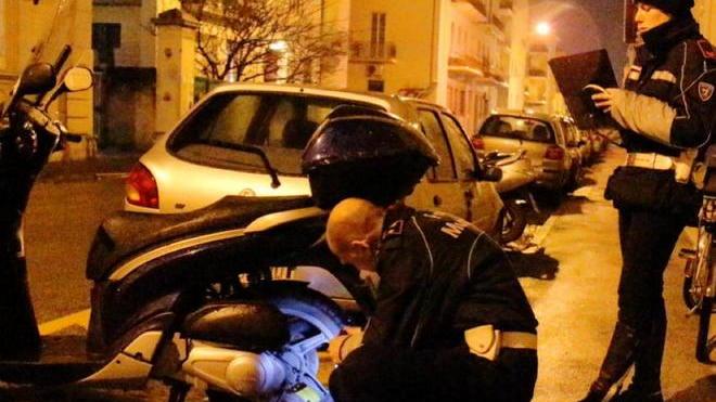 Anziana investita da uno scooter mentre attraversa la strada