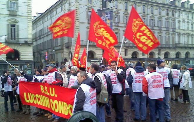 Massiccia adesione al presidio sotto la prefettura di Torino