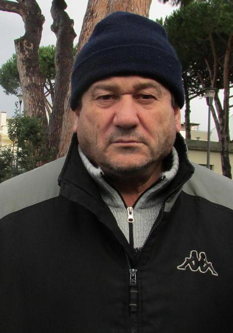 Senza lavoro da mesi minaccia di uccidersi davanti all’Asl 