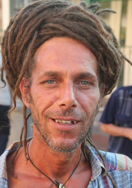 Povero e onesto trova settemila euro e subito li restituisce 