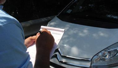 Raffica di multe da 80 euro per i parcheggi in riva al mare 