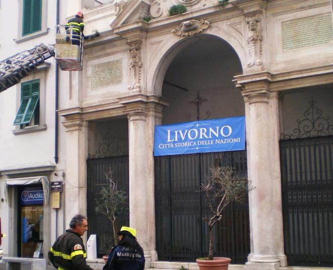 Cornicione pericolante (ma nessun crollo): transennata la Chiesa degli Armeni   