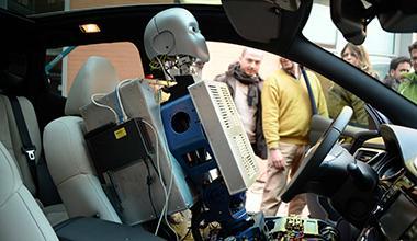 Ecco il robot che si mette al volante dell’auto   