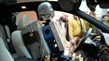 Ecco il robot che si mette al volante dell’auto