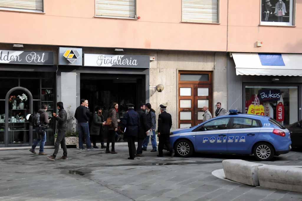Rapina in gioielleria, ferito un cliente: un arresto   