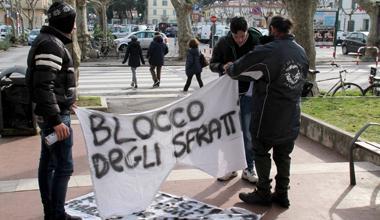 Sgombero delle case popolari, ancora tensione davanti al Municipio   