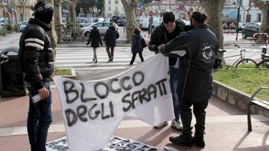 Sgombero delle case popolari, ancora tensione davanti al Municipio