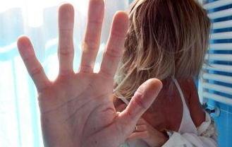 Violenza sulla figlia dei vicini: condannato a 5 anni di carcere 