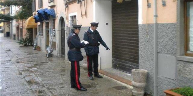 Forza la saracinesca del suo ex negozio e finisce ai domiciliari 
