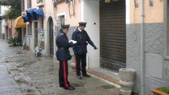Forza la saracinesca del suo ex negozio e finisce ai domiciliari
