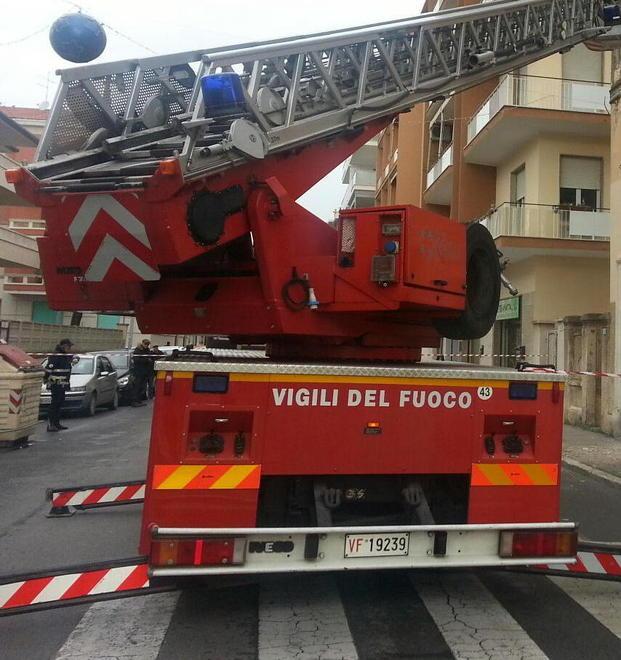 Acqua dal soffitto del palazzo Evacuati due appartamenti