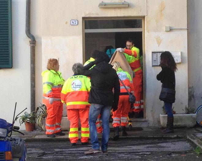 Si barrica in casa e minaccia di farsi saltare in aria 
