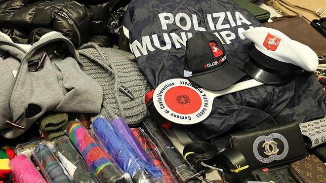 Blitz al mercato di Castelfiorentino, sequestrata merce contraffatta