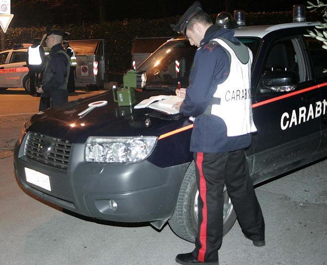 Ladri inseguiti in auto sulla Pesciatina abbandonano la vettura e fuggono nei campi 