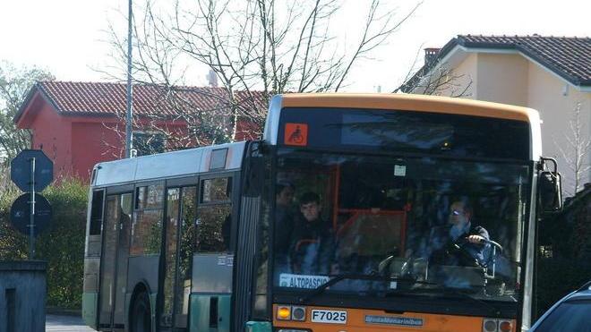 Arriva il pullman che collega Marlia con S. Leonardo in Treponzio