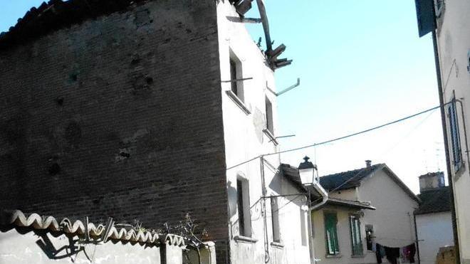 Giù il tetto di una casa a Fucecchio: tegole sulla strada