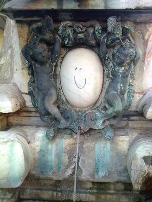 Turista disegna una faccina nella fontana del Nettuno   