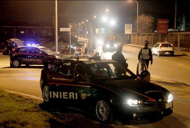 Forza il posto di blocco e fugge, arrestata una rom di 26 anni 
