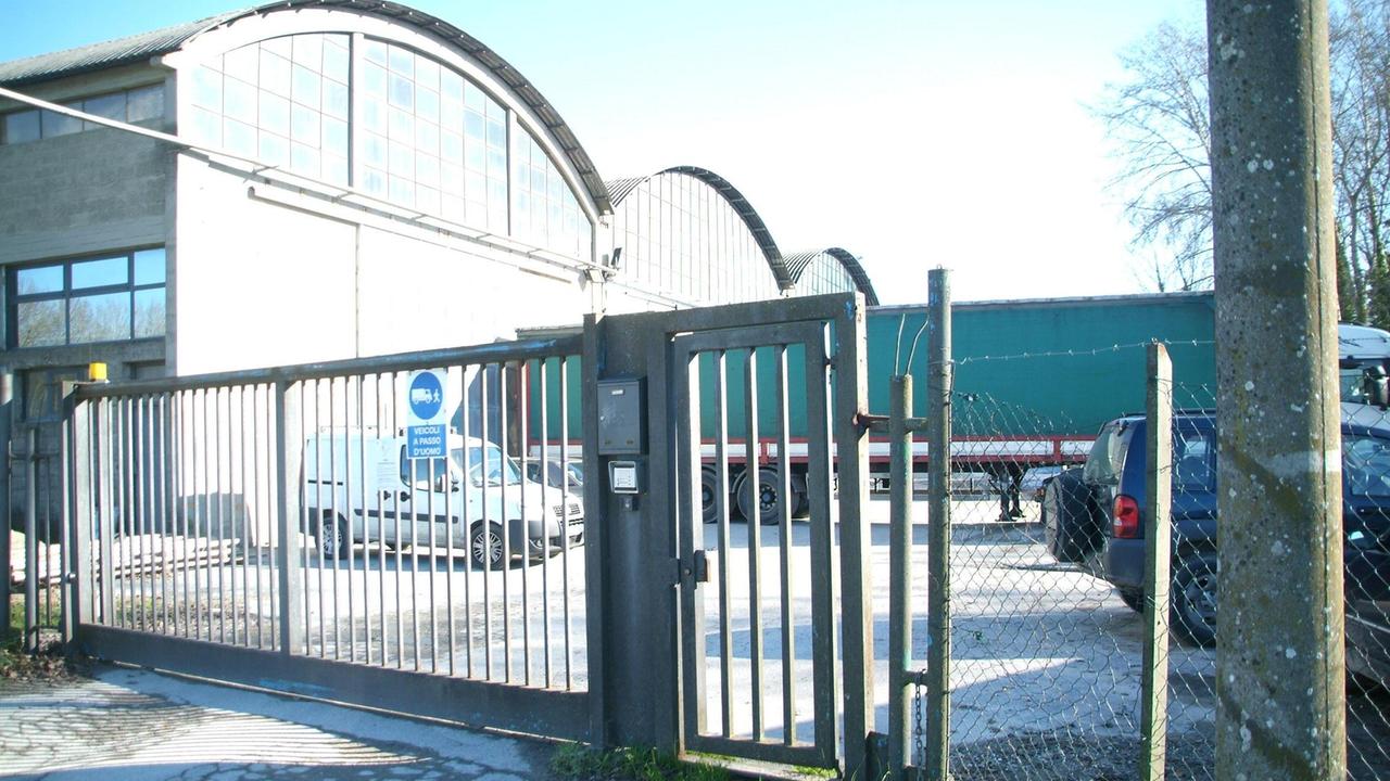 Violento incendio distrugge motrici e rimorchi carichi di cellulosa