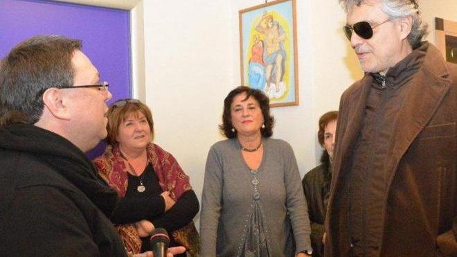 Andrea Bocelli visita la casa famiglia a Santa Rita