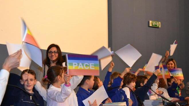 Campiglia consegna la “cittadinanza” a 19 bimbi stranieri