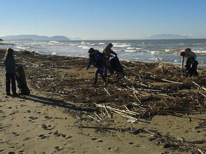 Aspiranti politici puliscono la spiaggia 