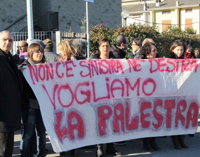Scolari e genitori in corteo per chiedere la palestra 