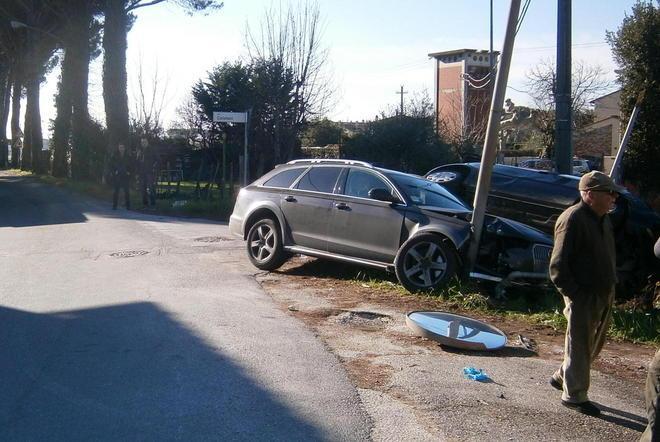 Scontro fra auto, divelta centralina del gas