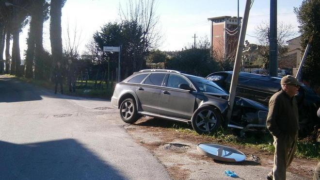 Scontro fra auto, divelta centralina del gas