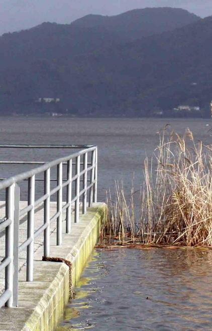 Case galleggianti e taxi sul lago 