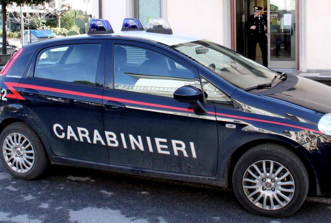 Trascina la convivente per i capelli