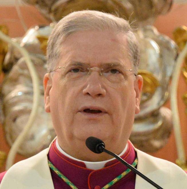Il vescovo: «Caro il mio Facebook...»