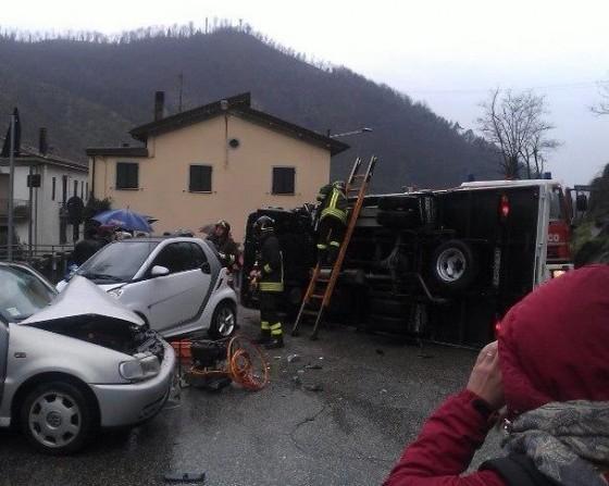 Scontro fra una Smart e una Polo che s’incastra sotto un camion 
