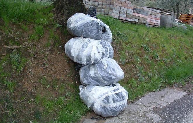 Sacchi pieni di Eternit sul ciglio 